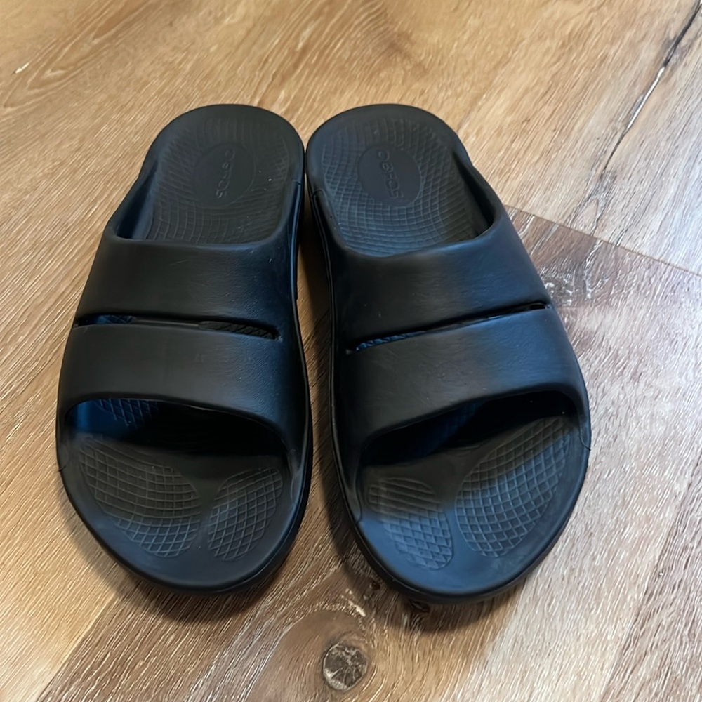 OEFOS Shoes Mens 6 Women’s 8 Black Slip On Slides Casual Slip On thick sole